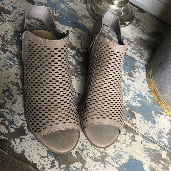 Soda Faux Leather Light Tan Cage Style Peep Toe SANDALS NWOB - Picture 2 of 12